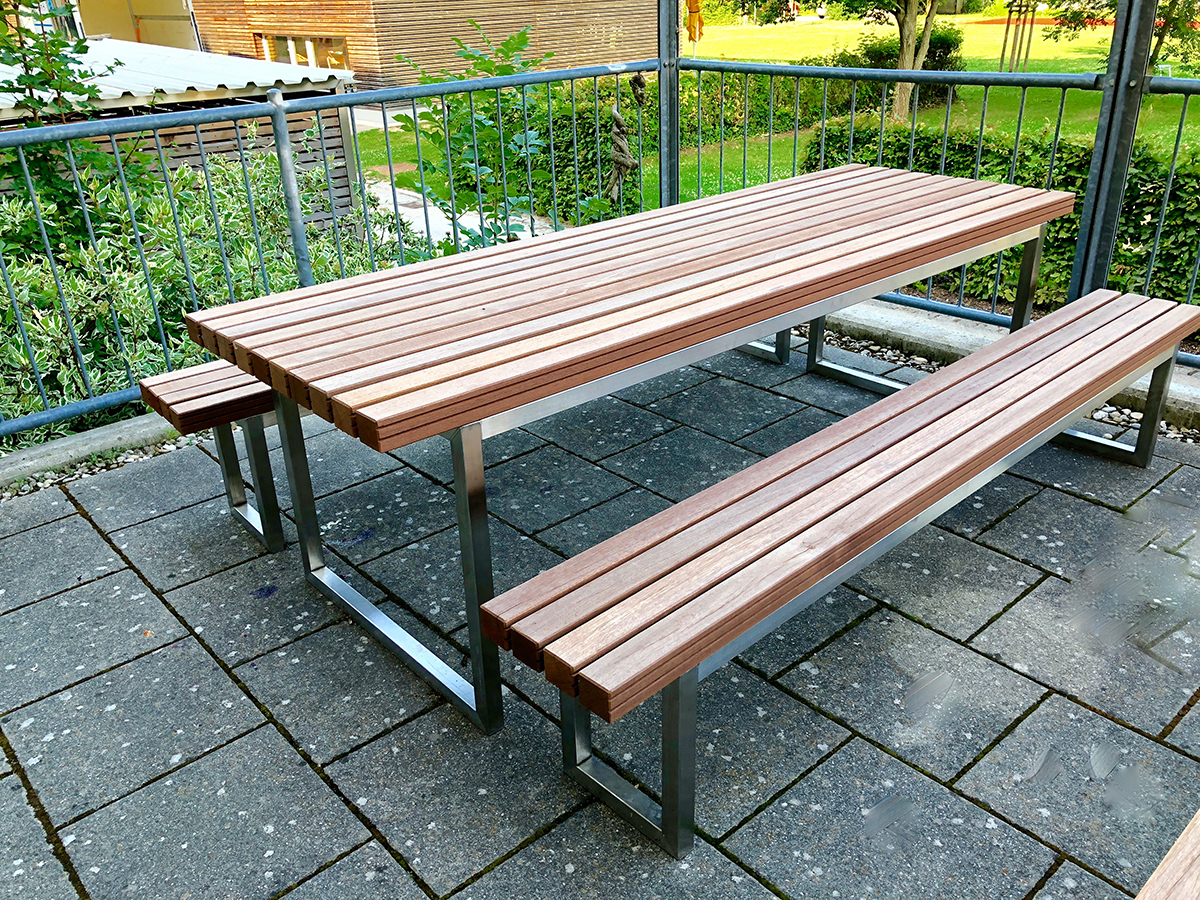 Gartentisch und Gartenbank Metall Holz Kombination